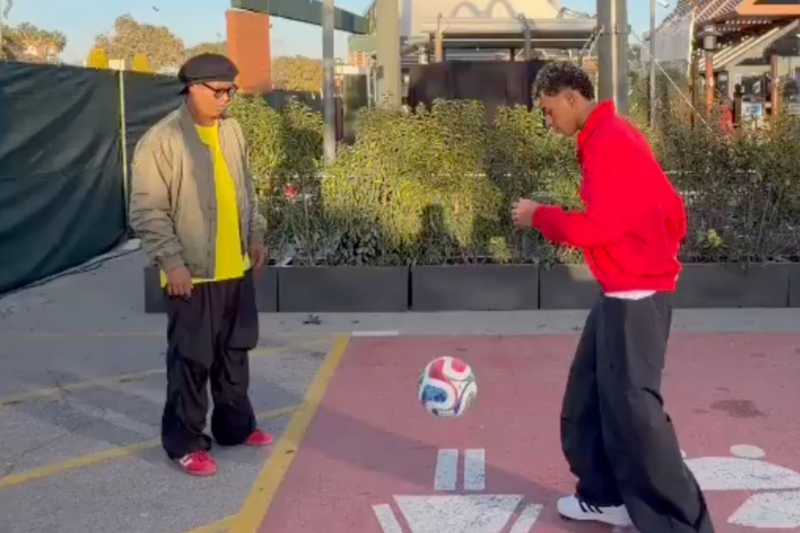 Ronaldinho Leaves Lamine Yamal Speechless With a Trick That Seemed Impossible